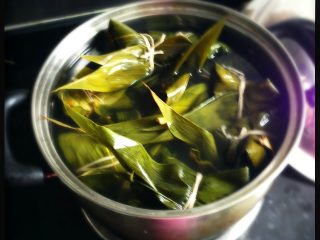 9、端午节 枣粽,最后煮开20分钟后改小火再煮上15到20分钟。