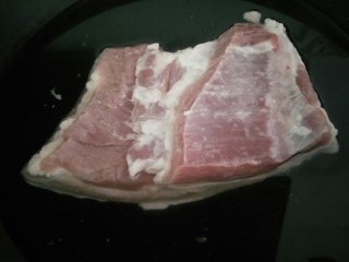 2、【家乡菜】扣肉,冷水放锅里加生姜,葱