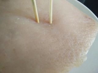 4、【家乡菜】扣肉,煮好捞出来用竹签戳满整块猪皮