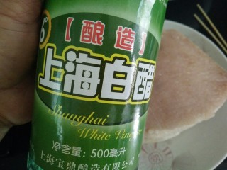 5、【家乡菜】扣肉,戳好了用白醋抹均匀整块肉