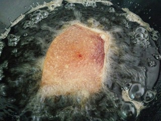 6、【家乡菜】扣肉,然后热油下锅炸,炸一定要小心点,因为油会到处飞小心烫伤。