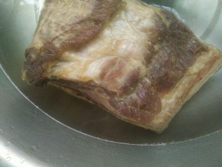 8、【家乡菜】扣肉,炸好用热水浸泡猪皮,泡软用筷子轻松戳进去就可以了