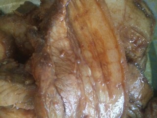 14、【家乡菜】扣肉,调制好的酱汁和肉搅拌均匀,下锅煮或蒸都可以。