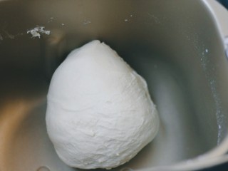 1、美式香肠热狗,高筋面粉、细砂糖、牛奶、酵母混合均匀，揉成面团。