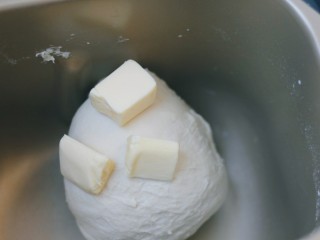 2、美式香肠热狗,加入黄油。