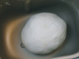 3、美式香肠热狗,继续揉至扩展。