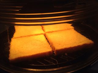 12、吐司魔方披萨,吐司片入空气炸锅180度烤5分钟（只烤一面呦）