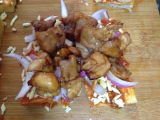 18、吐司魔方披萨,加入烤好的鸡肉切四份