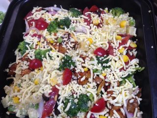 23、吐司魔方披萨,最后再撒上一层马苏里拉芝士碎