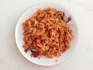 1、冰花锅贴,干虾仁清洗干净，沥干水份，这个干虾仁个头比较小，所以不用切了