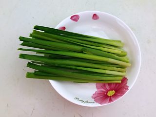 2、冰花锅贴,韭菜清洗干净，沥干水分