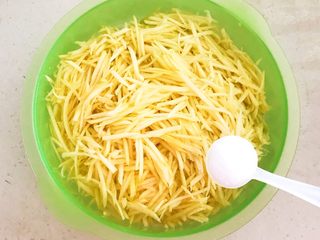 8、冰花锅贴,把角瓜切成丝，加入2克精盐，调匀后腌制15分钟