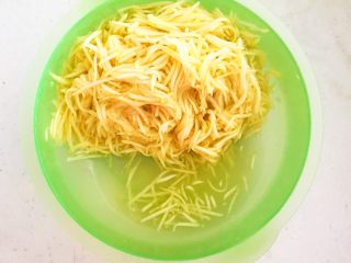 9、冰花锅贴,腌制好的角瓜会有水分溢出