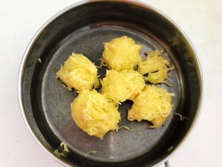 10、冰花锅贴,把角瓜丝用手挤出多余的水份，放入盆中