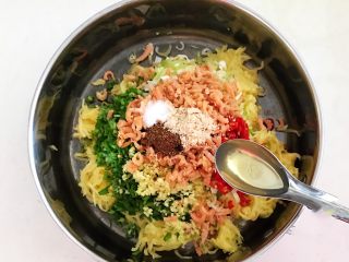 13、冰花锅贴,加入3勺花生油