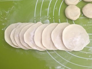 17、冰花锅贴,擀成面皮