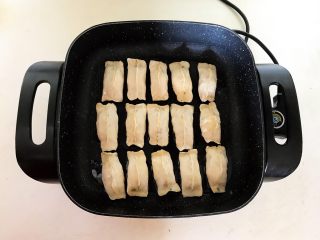 22、冰花锅贴,煎锅烧热后加入1勺花生油，把锅底润好，油温6分热的时候加入锅贴生坯，全程小火煎制