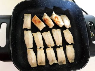 23、冰花锅贴,煎至锅贴底部金黄