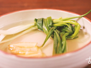 1、【清·四喜饺子】,生姜和香葱先用清水浸泡，抓捏成葱姜水。一边用筷子顺时间方向搅动绞肉，一边慢慢加入葱姜水。 