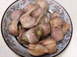 5、酸辣鸡胗,把焯好的鸡胗捞出来,用温水清洗干净