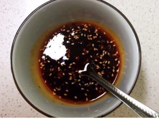 17、酸辣鸡胗,调匀即可,碗汁调好了