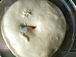 4、蔓越莓炼乳吐司,用手蘸面粉戳个洞不回缩即可