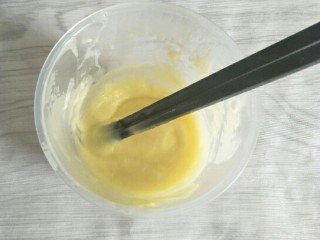 6、蔓越莓炼乳吐司,刷面的15克黄油和15克炼乳隔温水混合均匀