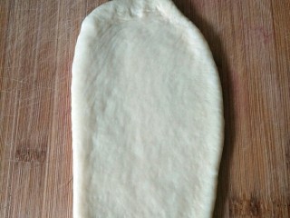 7、蔓越莓炼乳吐司,取一个面团擀成长舌状