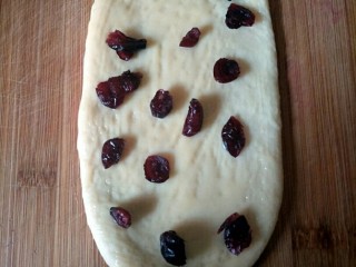 8、蔓越莓炼乳吐司,刷一层炼乳，铺上适量蔓越莓干