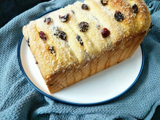 13、蔓越莓炼乳吐司,烤好及时脱模至冷却架放凉