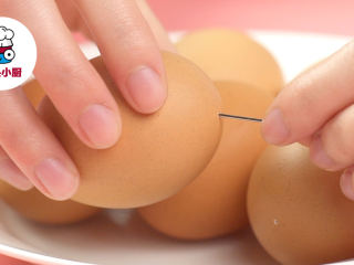 1、零失败溏心卤蛋,鸡蛋6个底部用针扎一个小洞