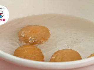 2、零失败溏心卤蛋,锅中加水，加入盐20g，开大火煮沸后转小火，放入鸡蛋煮7分钟