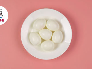 3、零失败溏心卤蛋,立即捞出鸡蛋放入冰水中，冷却后剥壳待用