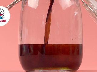 4、零失败溏心卤蛋,密封罐中倒入清水300ml、日式酱油100ml、味淋50ml、米酒20ml，搅拌均匀