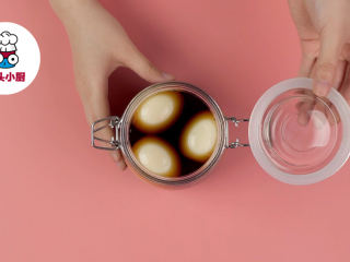 5、零失败溏心卤蛋,放入鸡蛋，盖上盖子，放入冰箱冷藏浸泡一晚