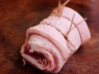 2、香卤五花肉,把卷好的五花肉用麻绳绑紧固定好。