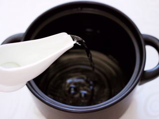 3、香卤五花肉,砂锅里倒入适量的清水。