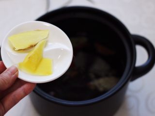 5、香卤五花肉,这个时候放入切片的姜。