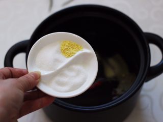 6、香卤五花肉,加入适量的盐和鸡精，再加入白糖。