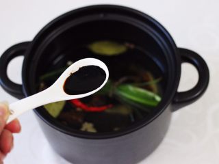 8、香卤五花肉,最好倒入生抽和生抽调色。