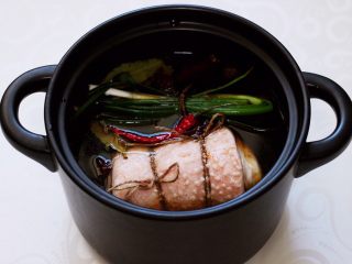 9、香卤五花肉,砂锅里放入绑好绳的五花肉。