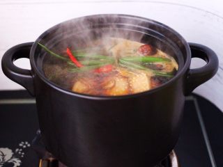 10、香卤五花肉,大火煮沸后。