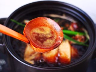 11、香卤五花肉,用勺子撇去浮末，盖上锅盖转小火煮30分钟。
