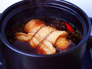 12、香卤五花肉,关火，把煮好的五花肉在砂锅的卤汤里浸泡最少两个小时左右，如果是晚上卤，浸泡过夜更入味哟。