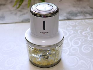 13、香卤五花肉,大蒜去皮后，用东菱无线绞肉机绞成蒜泥。