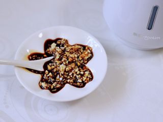 14、香卤五花肉,把绞好的蒜泥，放到一个小盘里，倒入味极鲜酱油搅拌均匀就可以了。