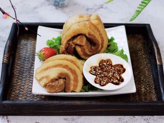 16、香卤五花肉,蘸上蒜泥，好吃不腻爽歪歪。