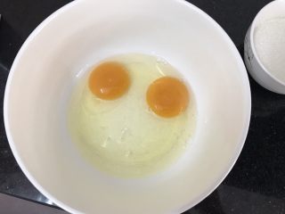 1、五彩冰皮月饼（附奶黄馅做法）,鸡蛋打进盆里