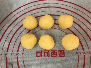 11、五彩冰皮月饼（附奶黄馅做法）,再揉成自己需要馅料的大小重量就可以了