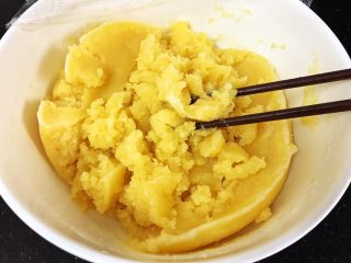 10、五彩冰皮月饼（附奶黄馅做法）,加热成这样，中间挑起无白色粉液，完全凝结的状态